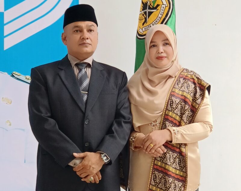 Muhammad Rizal akhirnya resmi dilantik sebagai pejabat definitif Kepala Satpol PP dan WH Kota Banda Aceh oleh Wali Kota Illiza Sa’aduddin Djamal, Selasa (8/7). (Foto: Ist)