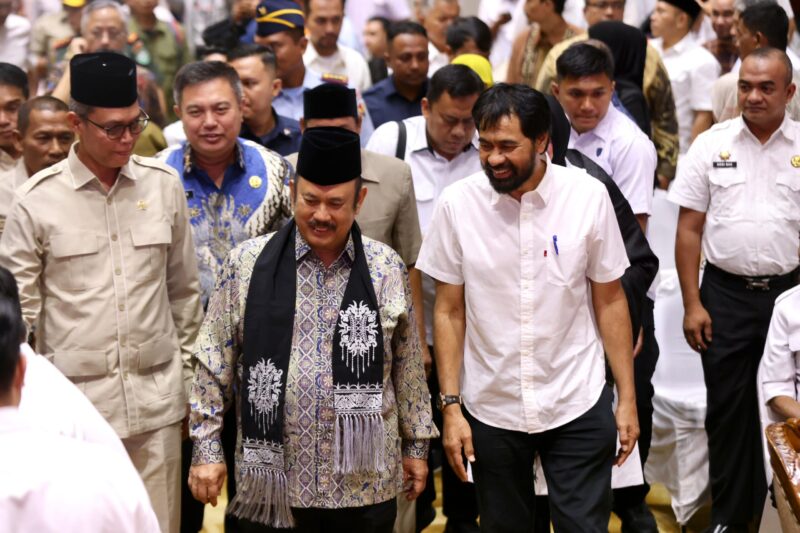 Gubernur Aceh, Muzakir Manaf bersama Menteri PPN/Kepala Bappenas Rachmad Pambudy, Sekjen Kemendagri Tomsi Tohir pada pembukaan Musrenbang RPJM Aceh 2025–2029 di Anjong Mon Mata, Meuligoe Gubernur Aceh, Rabu (9/7). (Foto: Ist)