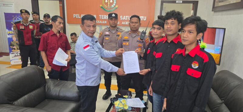 Aliansi Mahasiswa dan Pemuda Anti Korupsi (ALAMP AKSI) Kota Banda Aceh menggelar aksi di Kejati Aceh, Kamis, 10 Juli 2025 guna melaporkan dugaan korupsi. (Foto: Ist)