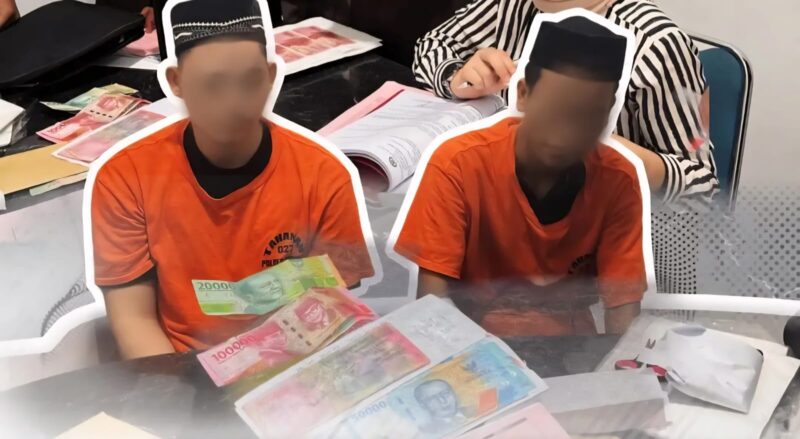 Kejari Bireuen menerima penyerahan tersangka dan barang bukti dalam kasus pembuatan dan peredaran uang palsu, Kamis (10/7). (Foto: Ist)