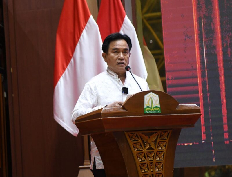 Menko Kumham-Imipas Yusril Ihza Mahendra saat memberikan pidato kunci dalam Seminar Nasional Tgk Mohd. Daud Beureueh di Anjong Mon Mata, Banda Aceh, Kamis malam (10/7). (Foto: Ist)