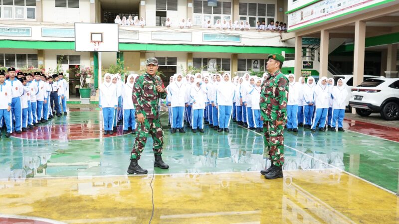 Ratusan siswa baru MTsN 1 Model Banda Aceh mengikuti pelatihan Baris-berbaris yang dipandu langsung anggota TNI Koramil 13/Kuta Alam Banda Aceh, Selasa (15/7). (Foto: For Infoaceh.net)