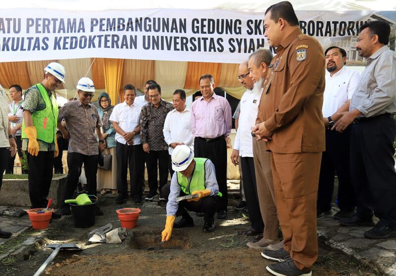 Peletakan batu pertama pembangunan gedung Skill Lab Fakultas Kedokteran oleh Rektor USK Prof Dr Ir Marwan bersama Dekan FK USK Dr dr Safrizal Rahman, Selasa, 15 Juli 2025. (Foto: Ist)