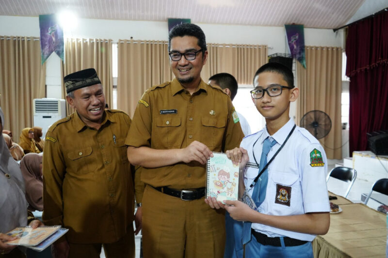 Kadis Pendidikan Aceh Marthunis saat menghadiri kegiatan Masa Pengenalan Lingkungan Sekolah (MPLS) hari pertama di SMAN Modal Bangsa Aceh, Senin (14/7)