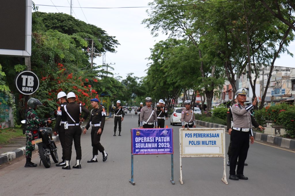 Polresta Banda Aceh bersama Polisi Militer melaksanakan razia gabungan di Jalan Teuku Umar, Rabu (16/7) siang. (Foto: Ist)