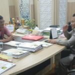 Sebuah foto yang menampilkan seorang pria berkaos duduk santai di kursi kerja resmi milik Wali Kota Sabang, Zulkifli H Adam, tengah menjadi sorotan publik. (Foto: Ist)