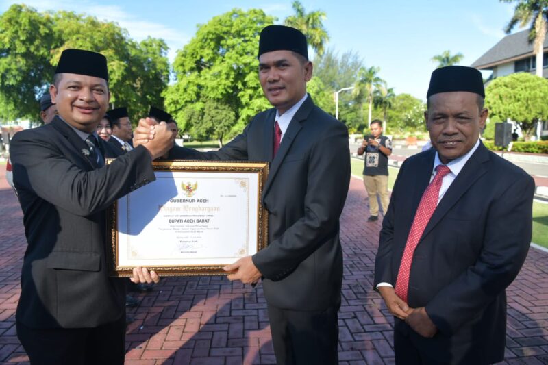 Plt. Sekda Aceh M. Nasir Syamaun menjadi menyerahkan penghargaan kepada 11 kabupaten/kota pada peringatan Hari Koperasi Nasional ke-78 di halaman Kantor Gubernur Aceh, Kamis (17/7). (Foto: Ist)