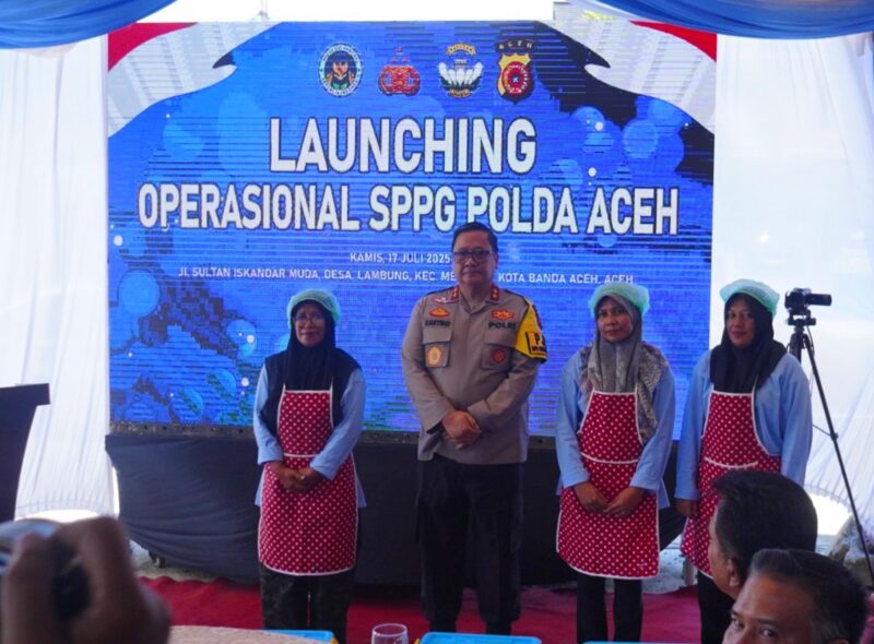 Kapolda Aceh Irjen Pol Achmad Kartiko meresmikan SPPG Polda Aceh yang berlokasi di Desa Lambung, Kecamatan Meuraxa, Banda Aceh, Kamis (17/7). (Foto: For Infoaceh.net)