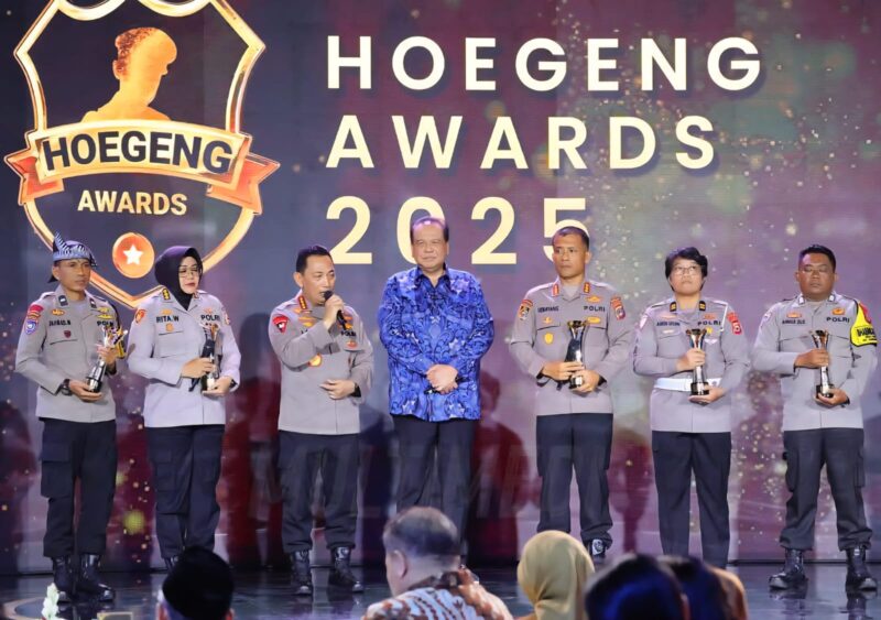Penyerahan Hoegeng Awards 2025 kepada lima polisi tekadan di Auditorium STIK-PTIK Lemdiklat Polri, Jakarta Selatan, pada Rabu (16/7). (Foto: Ist)