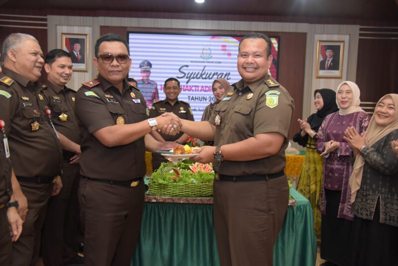 Keluarga besar Kejati Aceh, Selasa (22/7) menggelar syukuran sederhana dalam memperingati Hari Bhakti Adhyaksa (HBA) ke-65 tahun 2025 di aula rapat lantai 2 Kejati setempat. (Foto: Ist)