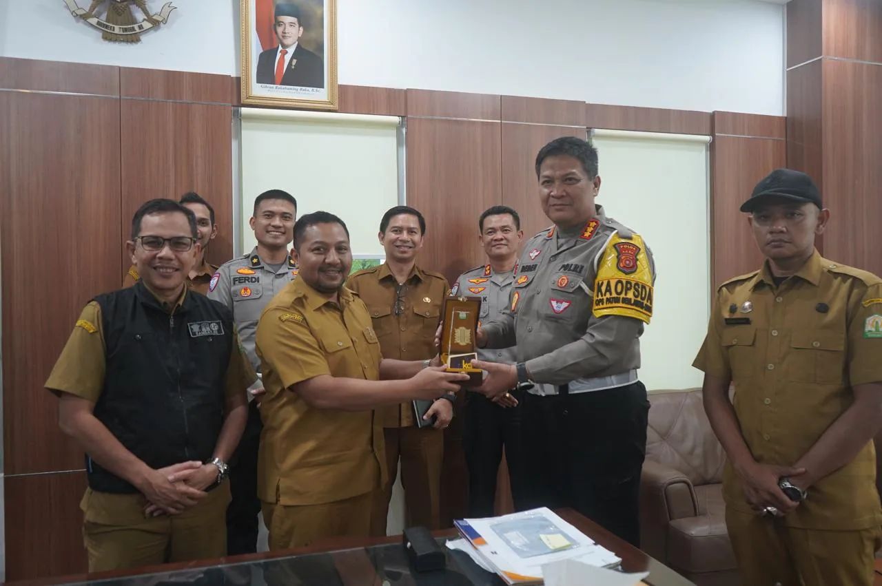 Kepala BPKA Reza Saputra menerima kunjungan Dirlantas Polda Aceh, Kombes Pol Deden Supriyatna Imhar beserta jajaran di ruang kerjanya, Selasa (22/7). (Foto: Ist)
