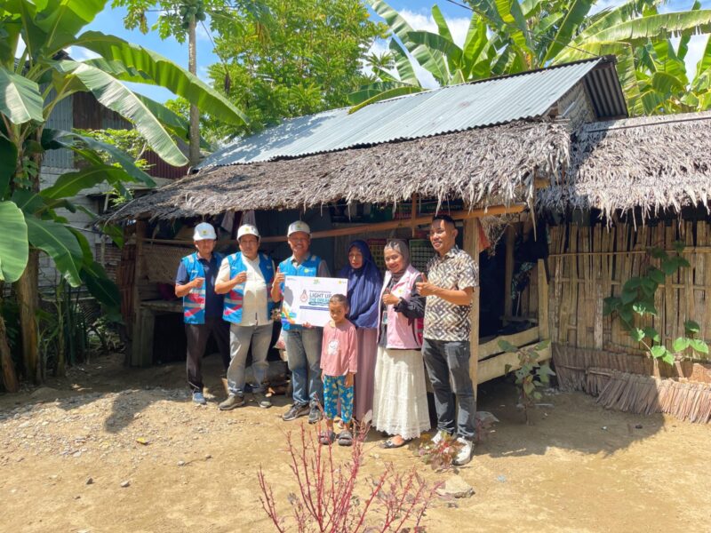 Setelah bertahun-tahun hidup dalam gelap, Ibu Durnawati di Aceh Utara akhirnya dapat menikmati terang dari program listrik gratis PLN. (Foto: Ist)