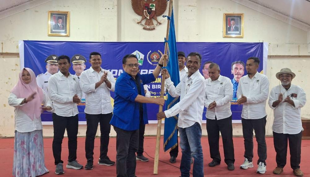 Ketua PWI Aceh, Nasir Nurdin menyerahkan pataka PWI menandai pengukuhan ketua dan pengurus PWI Bireuen periode 2025-2028 hasil Konferkab VII di aula Setdakab Bireuen, Rabu, 23 Juli 2025. (Foto: Dok. PWI Aceh)