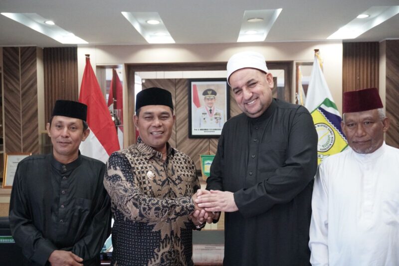 Bupati Aceh Besar Muharram Idris menyambut kunjungan Duta Perwakilan Palestina Syekh Samih Kamel Hajjaj di ruang kerjanya, Jantho, Kamis (24/7). (FOTO/MC ACEH BESAR)