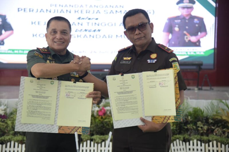Penandatanganan Perjanjian Kerja Sama oleh Pangdam IM Mayjen TNI Niko Fahrizal dan Kajati Aceh Yudi Triadi SH MH, Kamis (24/7). (Foto: Infoaceh.net/Muhammad Saman)