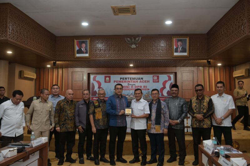Wakil Gubernur Aceh Fadhlullah menerima kunjungan Reses Komisi II DPR RI di gedung Serbaguna Setda Aceh, Jum'at (25/7). (Foto: Infoaceh.net/Muhammad Saman)