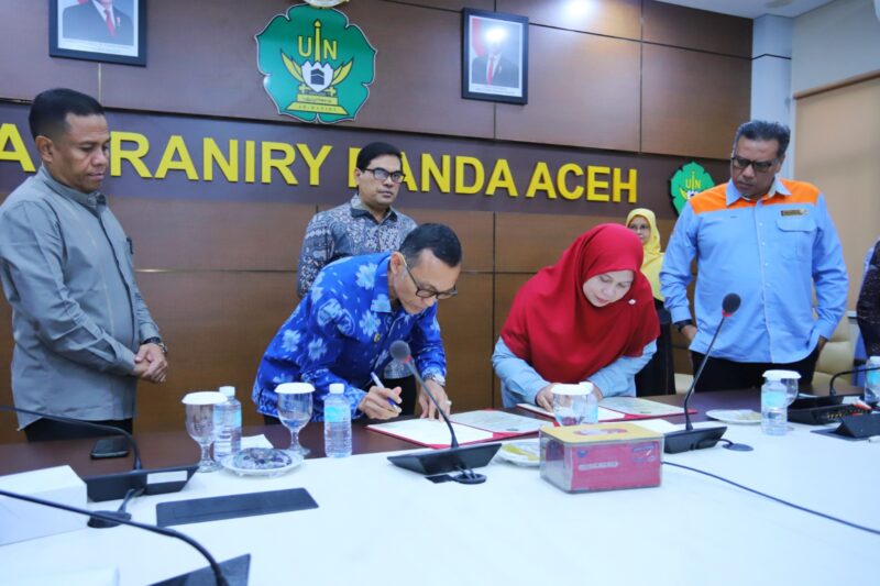 Fakultas Tarbiyah dan Keguruan UIN Ar-Raniry menjalin kerja sama pendidikan dengan Kolej Poly-Tech MARA (KPTM) Kota Bharu, Malaysia dengan penandatanganan MoA di ruang rapat Rektor UIN Ar-Raniry, Jum'at (25/7). (Foto: Ist)
