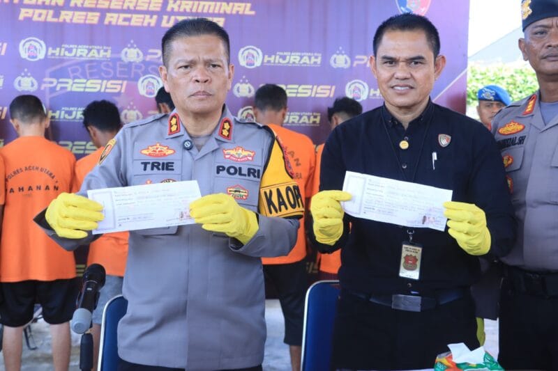 Kapolres Aceh Utara AKBP Trie Aprianto didampingi Kasat Reskrim AKP Boestani menyampaikan, hingga Jum'at (25/7), jumlah korban penipuan berkedok polisi dan dokter yang terdata telah mencapai 30 orang. (Foto: Dok. Polres Aceh Utara)