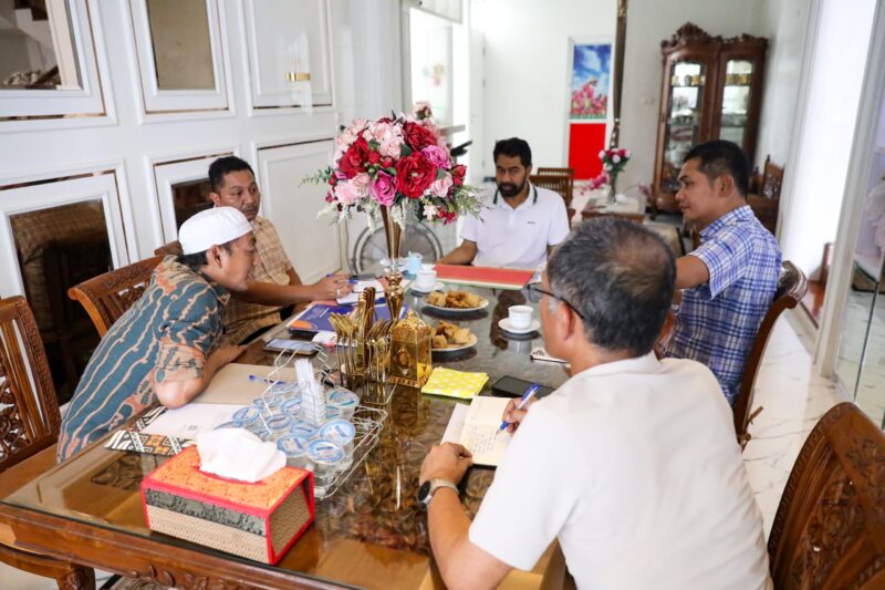 Gubernur Aceh Muzakir Manaf memimpin rapat terbatas membahas penyusunan RAPBA 2026 di kediamannya di Lhokseumawe, Sabtu (26/7). (Foto: Ist)