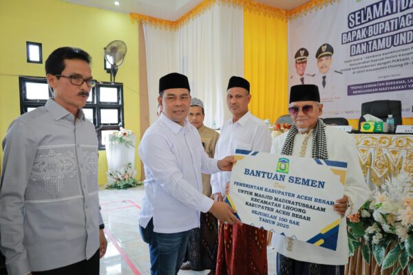 Bupati Aceh Besar Muharram Idris menyerahkan bantuan untuk masjid di Lhoong, usai membuka Jambore Kemanusiaan Peduli Kesehatan Masyarakat Daerah Pesisir di Gedung UDKP Kecamatan Lhoong, Aceh Besar, Sabtu (26/7). (Foto: Ist)
