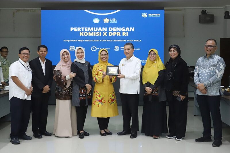 Komisi X DPR RI bersama Dirjen Dikti Kemdiktisaintek Prof Khairul Munadi menggelar pertemuan dengan sivitas akademika Universitas Syiah Kuala (USK) di Balai Senat USK, Banda Aceh, Jum'at, 25 Juli 2025. (Foto: Ist)