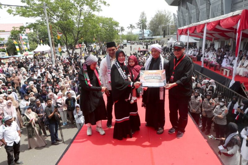 Ribuan warga Banda Aceh dan sekitarnya memadati pelataran Stadion H Dimurthala Lampineung pada Ahad pagi, 27 Juli 2025, dalam rangka mengikuti Aksi Bela Palestina. (Foto: Ist)
