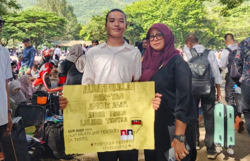 Muhammad Fajar (19), pemuda asal Aceh Besar berhasil lulus menjadi prajurit TNI AD, meski hidup dalam keterbatasan ekonomi. (Foto: Ist)