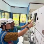 General Manager PLN UID Aceh, Mundhakir, bersama jajaran melakukan kunjungan ke PLTD di Pulau Balai dan Pulau Haloban, Aceh Singkil. (Foto: Ist)