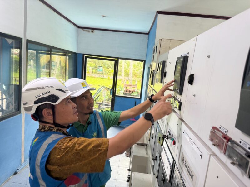 General Manager PLN UID Aceh, Mundhakir, bersama jajaran melakukan kunjungan ke PLTD di Pulau Balai dan Pulau Haloban, Aceh Singkil. (Foto: Ist)