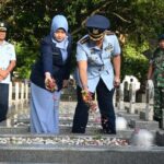 Danlanud SIM Kolonel Nav Sudaryanto SM memimpin upacara ziarah di Taman Makam Pahlawan Gampong Ateuk Pahlawan, Banda Aceh, dalam rangka Hari Bakti ke-78 TNI AU, Senin pagi (28/7). (Foto: Ist)