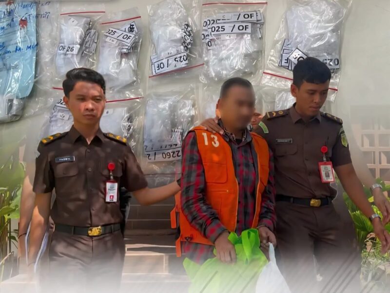 JPU Kejari Bireuen menerima penyerahan tersangka M beserta barang bukti sabu seberat 190,5 kg dari Tim Satgas NIC Bareskrim Polri, Senin, 28 Juli 2025. (Foto: Dok. Kejari Bireuen)