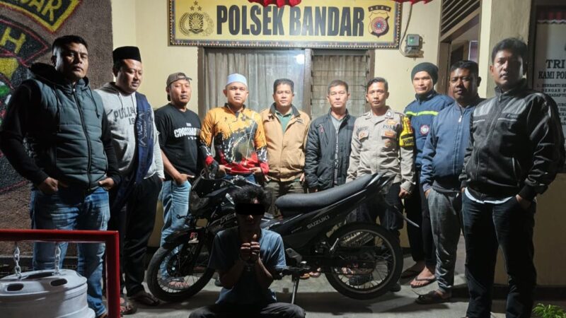 Polsek Bandar Polres Bener Meriah berhasil mengungkap kasus curanmor yang merupakan residivis. Seorang pelaku AH (28) berhasil diamankan kurang tiga jam setelah kejadian. (Foto: Dok. Polres Bener Meriah)