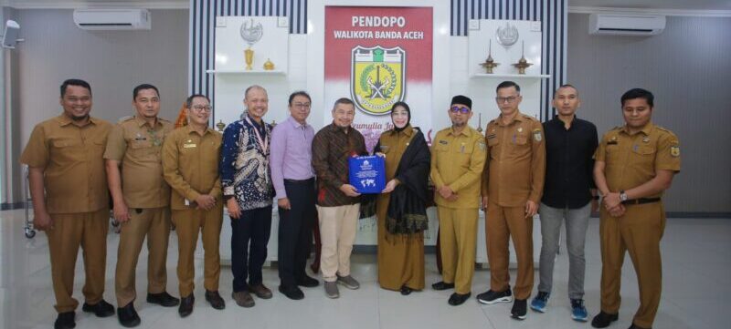 Wali Kota Banda Aceh Illiza Sa’aduddin Djamal menerima audiensi jajaran Exzellenz Institute Jakarta di Pendopo, membahas peluang pendidikan luar negeri bagi pelajar Banda Aceh. [Foto: Diskominfo Banda Aceh]