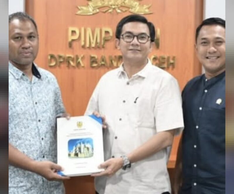 Ketua DPRK Banda Aceh Irwansyah didampingi Ketua Komisi I Teuku Nanta Muda menerima proposal usulan pemekaran Dusun Rawa Sakti menjadi gampong, Senin (28/7). (Foto: Ist)