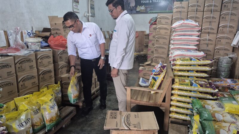Polresta Banda Aceh bersama Bulog Kanwil Aceh melakukan sidak ke sejumlah toko beras di Pasar Kampung Baru, Kecamatan Baiturrahman, Selasa (29/7). (Foto: Ist)