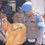 Evakuasi jasad pria lansia Khairuddin (65) yang ditemukan tewas mengenaskan di dapur rumahnya Lorong Kuini Gampong Ujong Baroh Kecamatan Johan Pahlawan, Aceh Barat, Selasa (29/7). (Foto: Ist)