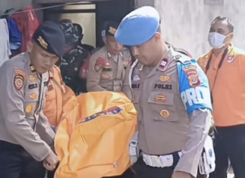 Evakuasi jasad pria lansia Khairuddin (65) yang ditemukan tewas mengenaskan di dapur rumahnya Lorong Kuini Gampong Ujong Baroh Kecamatan Johan Pahlawan, Aceh Barat, Selasa (29/7). (Foto: Ist)