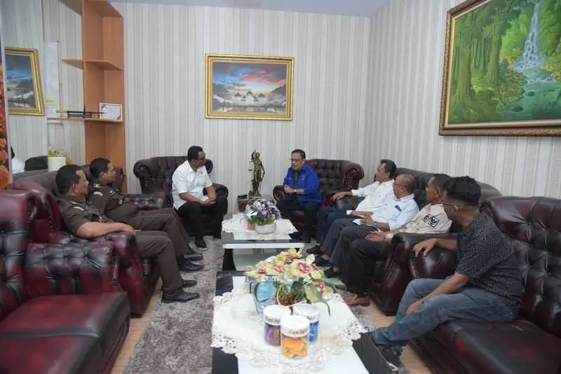 Pengurus PWI berbincang dengan Kajati Aceh Yudi Triadi didampingi Asintel Mukhzan dan Kasi Penkum Ali Rasab Lubis di ruang kerja Kajati Aceh, Selasa, 29 Juli 2025. (Foto: Dok. Penkum Kejati Aceh)