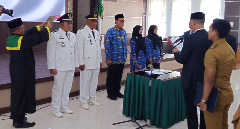 Wakil Bupati Aceh Utara, Tarmizi Panyang, melantik 5 pejabat eselon III Pemkab Aceh Utara pada Selasa (29/7).