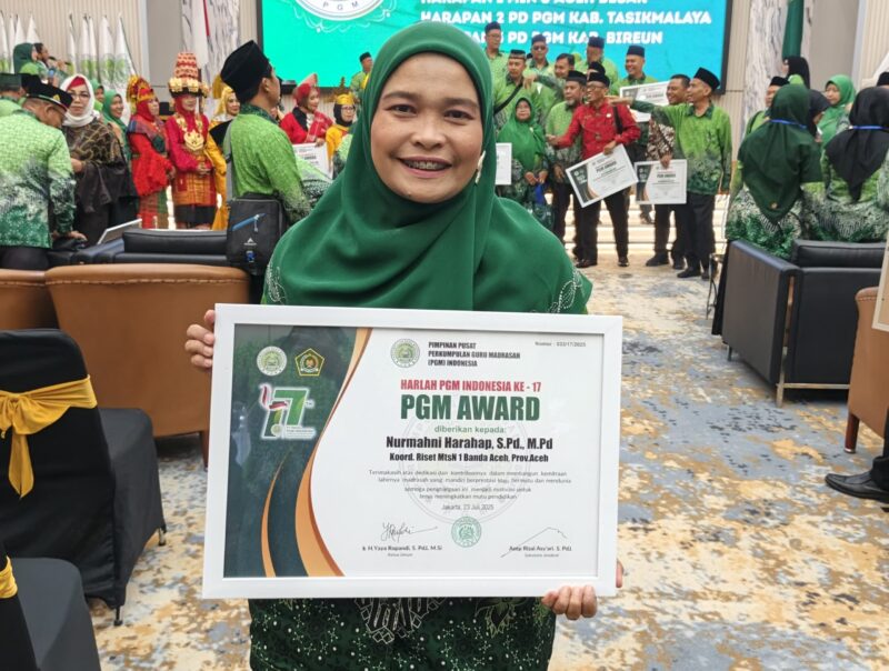 Nurmahni Harahap SPd MPd, Koordinator Riset MTsN 1 Model Banda Aceh, berhasil meraih penghargaan bergengsi dari Pimpinan Pusat PGMI. (Foto: Ist)