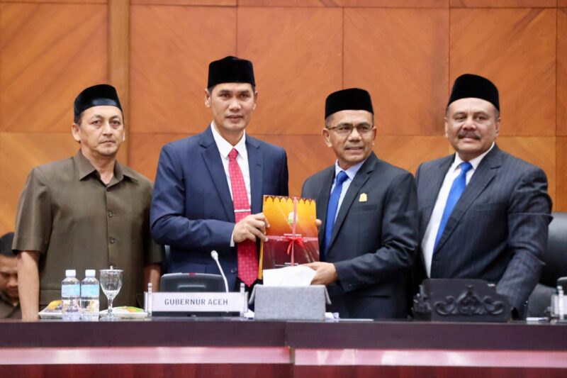 Plt Sekda Aceh M Nasir Syamaun menyampaikan Rancangan Qanun Aceh tentang RPJMA tahun 2025-2029, yang diterima Wakil Ketua DPRA Saifuddin Muhammad di Gedung Utama DPRA, Rabu (30/7). (Foto: Ist)