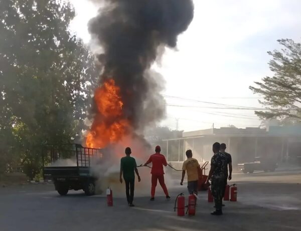 Sebuah mobil Suzuki Carry berwarna hitam nomor polisi BL 8335 LF terbakar saat sedang mengisi BBM di SPBU Alue Glong, Kecamatan Seulimuem, Aceh Besar, Rabu sore (30/7). (Foto: Dok. BPBD Aceh Besar)