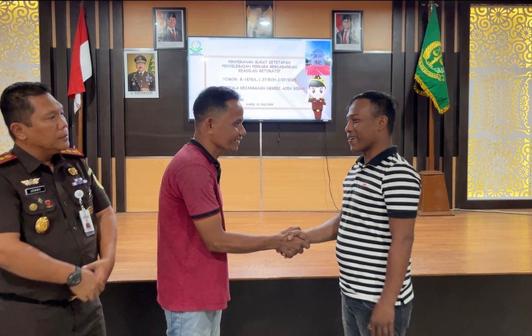 Kejari Aceh Besar menghentikan penuntutan perkara curanmor yang melibatkan tersangka Jakfar bin Ilyas (48), melalui mekanisme Restorative Justice (RJ), Kamis (31/7). (Foto: Dok. Kejari Aceh Besar)