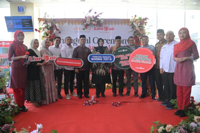 Maskapai Lion Air meluncurkan layanan penerbangan langsung umrah rute Banda Aceh–Jeddah, ditandai dengan Integral Ceremony dan prosesi peusijuek di Bandara SIM, Blang Bintang, Aceh Besar, Kamis (31/7). (Foto: Ist)