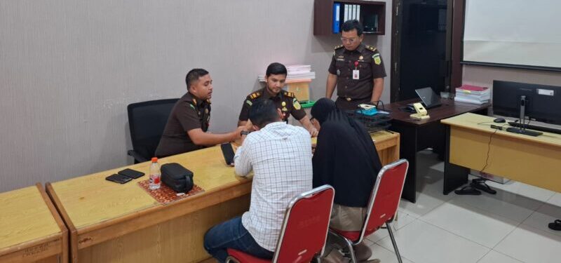 Kejati Aceh, Kamis (31/7) menyerahkan tersangka dan barang bukti kepada JPU Kejari Aceh Besar dalam perkara dugaan korupsi pengelolaan keuangan pada Balai Guru Penggerak (BGP) Provinsi Aceh Tahun 2022 - 2023. (Foto: Dok. Kejati Aceh)