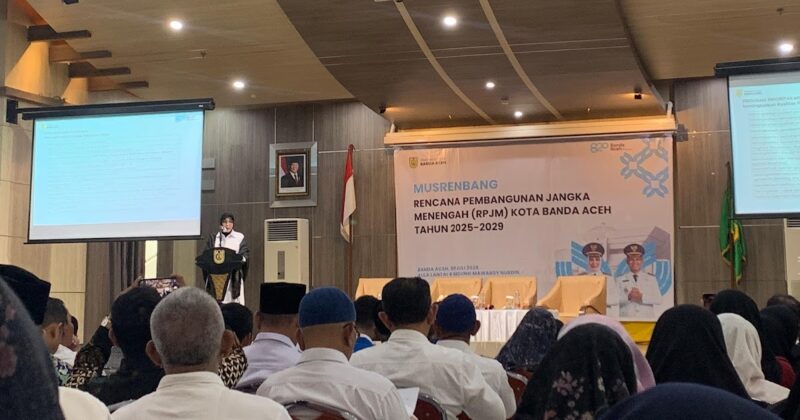 Wali Kota Banda Aceh, Illiza Sa'aduddin Djamal, saat memberi sambutan Musrenbang RPJM Kota Banda Aceh 2025–2029  di Aula Lantai 4 Gedung Mawardy Nurdin, Balai Kota Banda Aceh, pada Rabu (9/7/2025). (Foto: Muhammad Raja Al-Haqie / Washata.com)