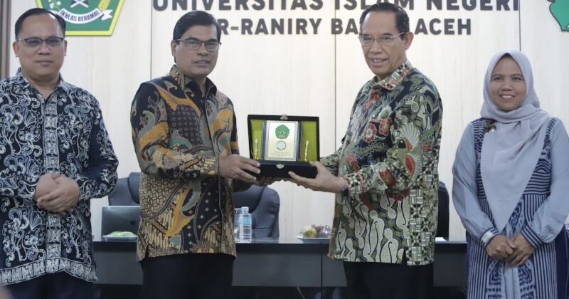 Rektor UIN Ar-Raniry Banda Aceh menyerahkan cenderamata kepada Direktur PKUMI, Prof Ahmad Thib Raya. Dalam Kegiatan Sosialisasi Beasiswa PKUMI-LPDP di UIN Ar-Raniry (10/07/2025). (Foto: Humas Ar-Raniry)