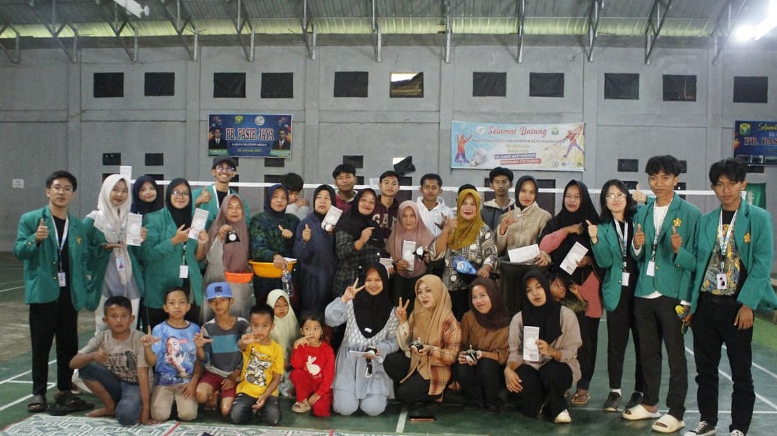 Mahasiswa Kuliah Kerja Nyata (KKN) Tematik Literasi Universitas Syiah Kuala (USK) melakukan terobosan kreatif dengan mengolah ampas kopi menjadi sabun cuci piring. Kegiatan ini berlangsung di GOR Kampung Lut Kucak, Kecamatan Wih Pesam, Kabupaten Bener Meriah.
