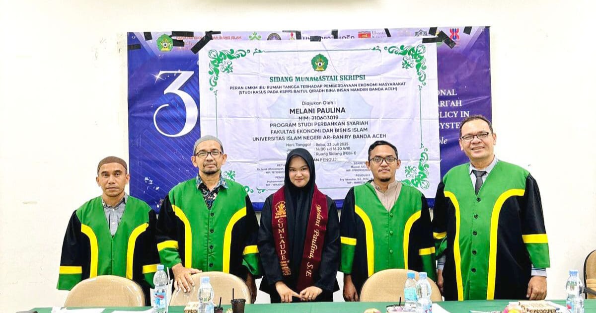 Melani Paulina (tengah) usai sidang skripsi pada Rabu (23/07/2025). (Foto: Ist).