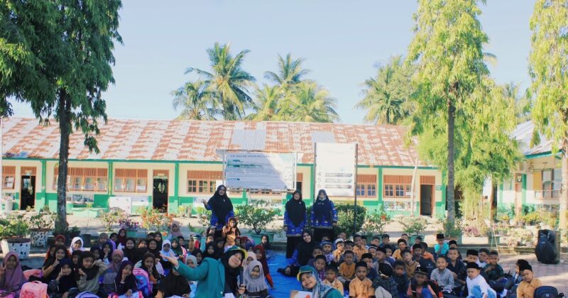 Foto Bersama peserta KKN dan anak-anak di Gampong Cot Batee